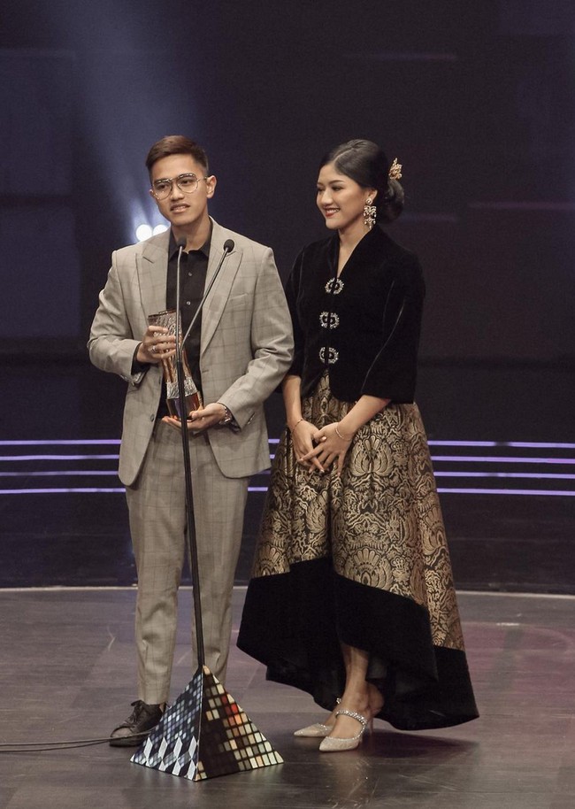 Mendampingi suami menerima penghargaan sebagai Talkshow Terfavorit, Erina Gudono memadukan kebaya hitam dengan rok batik berpotongan asimetris. Foto: Instagram/@erinagudono