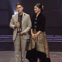 Mendampingi suami menerima penghargaan sebagai Talkshow Terfavorit, Erina Gudono memadukan kebaya hitam dengan rok batik berpotongan asimetris. Foto: Instagram/@erinagudono