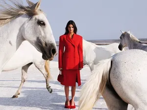 Kendall Jenner Pose Tanpa Busana di Atas Kuda, Promosi Tas Stella McCartney