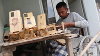 Hasil kerajinannya itu telah dipasarkan hingga ke Filipina dengan harga Rp100 ribu sampai Rp200 ribu per buah.