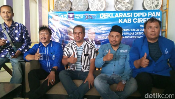 Ketua DPD PAN Kabupaten Cirebon, Heru Sebagia kenakan kemeja bercorak garis-garis hitam putih di acara HUT PAN ke-25