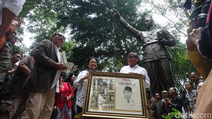 Ketum PDIP Megawati Soekarnoputri meresmikan Patung Bung Karno di Omah Petroek Sleman, Rabu (23/8/2023).