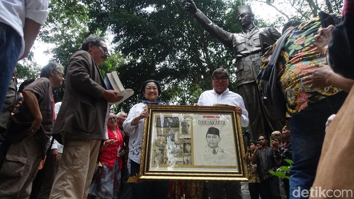 Ketum PDIP Megawati Soekarnoputri meresmikan Patung Soekarno di Omah Petroek Sleman, Rabu (23/8/2023).