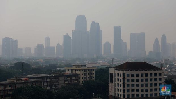 Kondisi langit Jakarta yang diselimuti kabut polusi pada hari kedua pelaksanaan work from home (WFH) bagi 50 persen aparatur sipil negara di lingkungan Pemprov DKI Jakarta, Rabu (23/8/2023). (CNBC Indonesia/Muhammad Sabki)