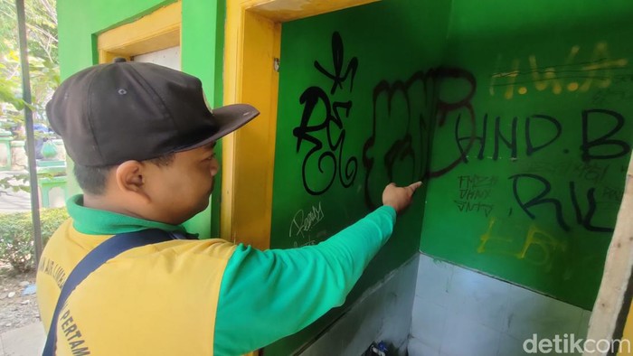 Kondisi toilet di Alun-alun Wates, Kulon Progo, yang menjadi sasaran vandalisme, Rabu (23/8/2023).