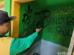 Viral Aksi Vandalisme di Alun-alun Wates, Toilet Penuh Coretan