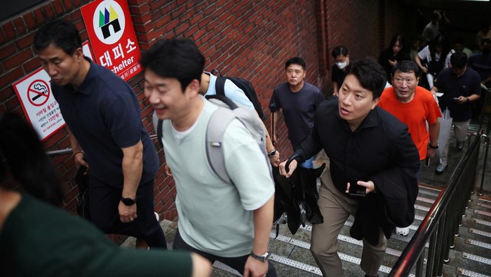 Korea Selatan Gelar Latihan Pertahanan Sipil, Antisipasi Perang Pedestrians take shelter at a subway station as they take part in a nationwide civil defence drill, which is being conducted for the first time in six years, to prepare in case of an air raid, in central Seoul, South Korea, August 23, 2023. REUTERS/Kim Hong-Ji