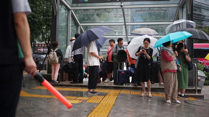Korea Selatan Gelar Latihan Pertahanan Sipil, Antisipasi Perang Pedestrians take shelter at a subway station as they take part in a nationwide civil defence drill, which is being conducted for the first time in six years, to prepare in case of an air raid, in central Seoul, South Korea, August 23, 2023. REUTERS/Kim Hong-Ji