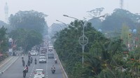 Sejumlah pengendara melintasi Jalan Ahmad Yani yang diselimuti asap di Pontianak, Kalimantan Barat, Rabu (23/8/2023). 