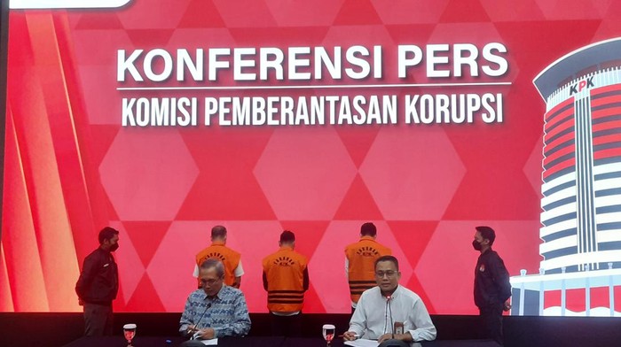 Kpk Tahan 3 Tersangka Korupsi Beras Bansos Tahun 2020 Di Kemensos