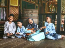 Lirik Man Ana: Arab, Latin, dan Artinya