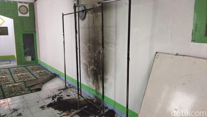 Maling kotak amal membakar tirai saf musala di Tebet, Jakarta Selatan.