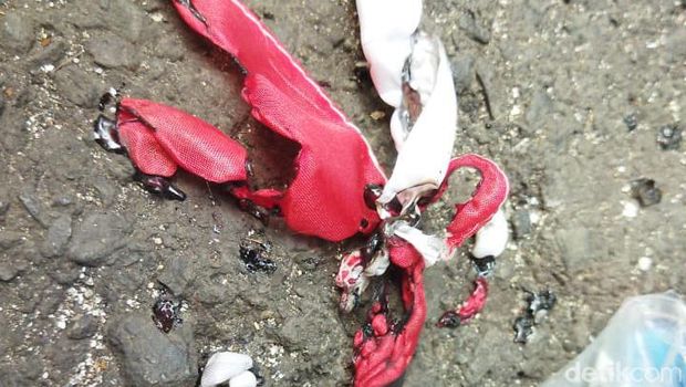 Maling kotak amal membakar tirai saf musala di Tebet, Jaksel, Rabu (23/8/2023) dini hari. Warga bernama Bandi mengatakan pelaku juga membakar motor dan umbul-umbul di depan musala.