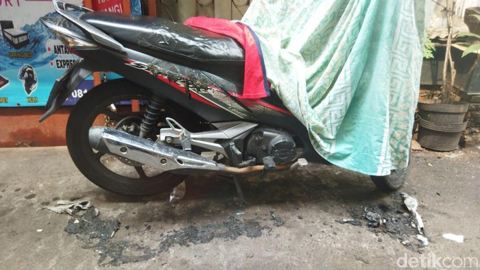 Maling kotak amal membakar tirai saf musala di Tebet, Jaksel, Rabu (23/8/2023) dini hari. Warga bernama Bandi mengatakan pelaku juga membakar motor dan umbul-umbul di depan musala.