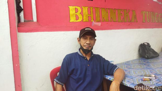 Maling kotak amal membakar tirai saf musala di Tebet, Jaksel, Rabu (23/8/2023) dini hari. Warga bernama Bandi mengatakan pelaku juga membakar motor dan umbul-umbul di depan musala.