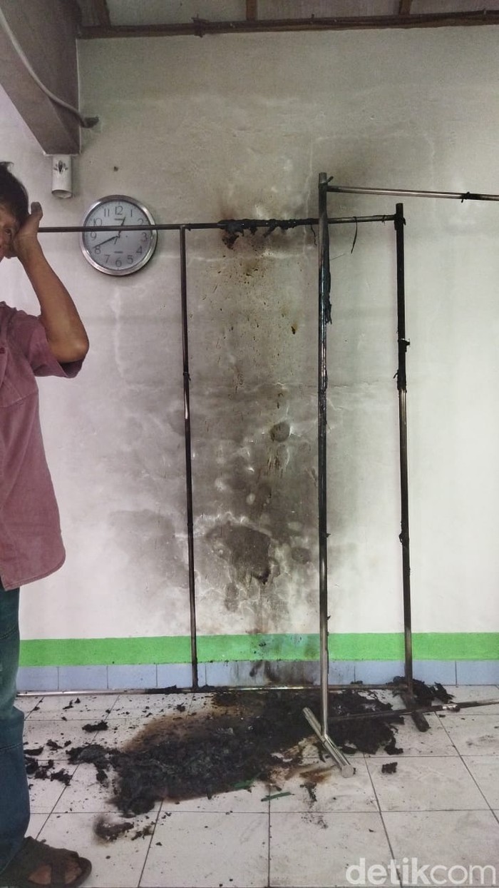 Maling kotak amal membakar tirai saf musala di Tebet, Jakarta Selatan.