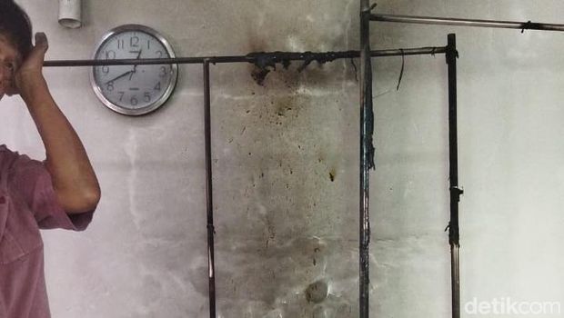 Maling kotak amal membakar tirai saf musala di Tebet, Jakarta Selatan.