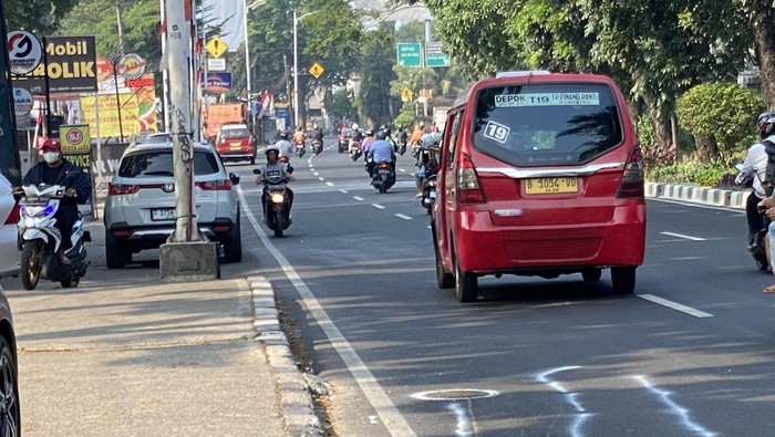 Masih ada pemotor yang lawan arah di Jalan Lenteng Agung, Jaksel, usai kecelakaan, Rabu (23/8/2023).