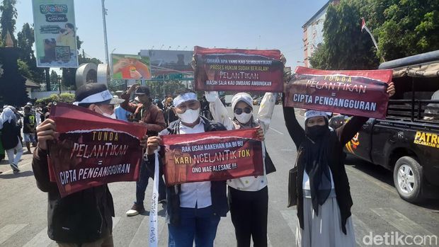 Massa calon perangkat desa rangking satu menggelar aksi demo di depan kantor Bupati Kudus, Rabu (23/8/2023).