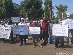 Calon Perangkat Desa Ranking 1 Tes CAT Kudus Demo Tuntut Segera Dilantik