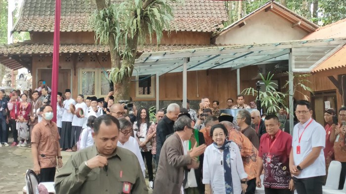 Presiden RI ke-5 yang juga Ketua Umun PDI Perjuangan Megawati Soekarnoputri menghadiri acara peresmian patung Bung Karno di Oemah Petroek, Yogyakarta. Bakal capres PDIP Ganjar Pranowo turut hadir dalam acara peresmian ini.