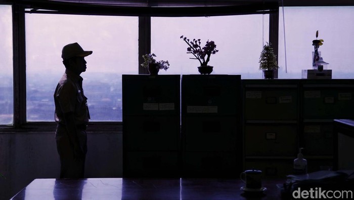 Melihat Suasana WFH 50 Persen ASN di Kantor Walkot Jakut Pemprov DKI Jakarta melakukan uji coba WFH 50% bagi ASN DKI demi menekan polusi udara di Jakarta kemarin. Begini potretnya di Kantor Walkot Jakut.