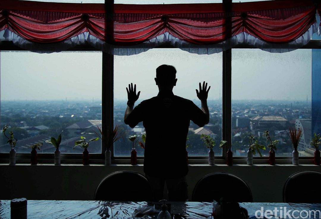 Pemprov DKI Jakarta melakukan uji coba WFH 50% bagi ASN DKI demi menekan polusi udara di Jakarta kemarin. Begini potretnya di Kantor Walkot Jakut.