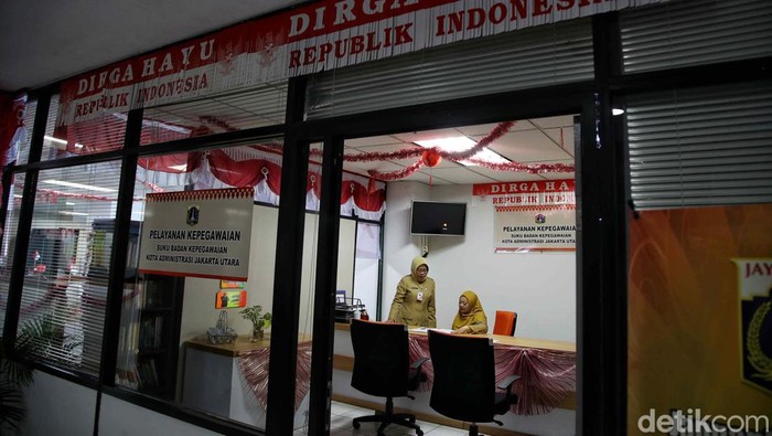 Melihat Suasana WFH 50 Persen ASN di Kantor Walkot Jakut Pemprov DKI Jakarta melakukan uji coba WFH 50% bagi ASN DKI demi menekan polusi udara di Jakarta kemarin. Begini potretnya di Kantor Walkot Jakut.
