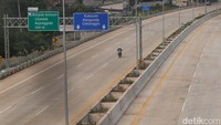 Pekerja melakukan tahap akhir pengerjaan Gerbang Tol Limo Utama di Limo, Depok, Jawa Barat, Rabu (23/8/2023).