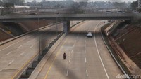 Sebelumnya, penyelesaian proyek ini sempat molor dari target. Alasan yang membuat pengerjaan Jalan Tol Cijago ruas Limo-Krukut ini lama adalah pengadaan tanah di kawasan Depok.