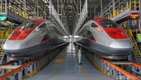 Pantauan detikJabar, Beberapa petugas dari Kereta Cepat Indonesia China (KCIC) tengah sibuk mengecek kondisi kereta tersebut. Para petugas tersebut terus melakukan pengecekan dari mulai kursi penumpang, toilet, hingga tempat dapur. Tak jarang kereta cepat tersebut dinyalakan oleh para petugas.