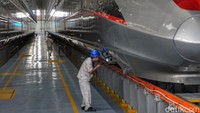 Tak hanya area untuk kereta, kawasan Depo Tegalluar pun terdapat gedung-gedung yang digunakan untuk kantor dan mess. Kemudian terdapat area pencucian otomatis bagi kereta cepat tersebut.