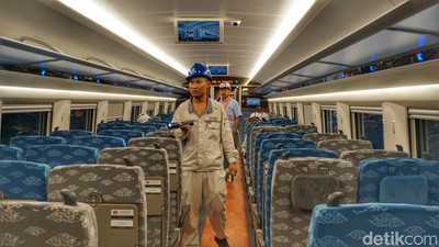 Mengintip Bagian Dalam Kereta Cepat di Depo Tegalluar