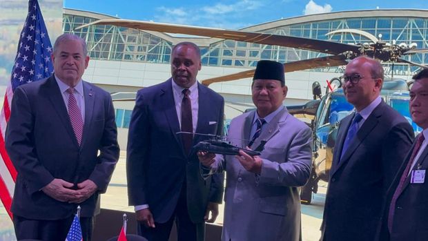 Menteri Pertahanan RI Prabowo Subianto menyaksikan penandatanganan perjanjian industri pertahanan antara Indonesia dan Amerika Serikat (AS) terkait pengadaan helikopter Sikorsky S-70M Black Hawk, untuk memperkuat armada helikopter TNI, Rabu (23/8). (Dok.Kementerian Pertahanan RI)