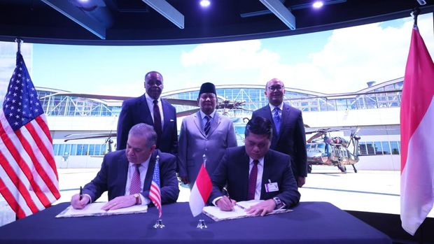 Menteri Pertahanan RI Prabowo Subianto menyaksikan penandatanganan perjanjian industri pertahanan antara Indonesia dan Amerika Serikat (AS) terkait pengadaan helikopter Sikorsky S-70M Black Hawk, untuk memperkuat armada helikopter TNI, Rabu (23/8). (Dok.Kementerian Pertahanan RI)