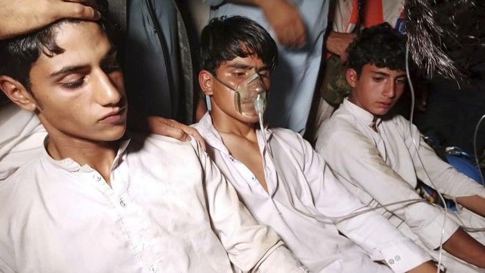 Momen Penyelamatan 8 Orang yang Terjebak 15 Jam di Kereta Gantung In this image taken from video, a cable car carrying six children and two adults dangles hundreds of meters above the ground in the remote Battagram district, Khyber Pakhtunkhwa, Pakistan on Tuesday, Aug. 22, 2023. The cable car malfunctioned, trapping the occupants for hours before rescuers arrived in helicopters to try to free them. (AP Photo)