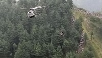 Tujuh anak dan satu orang dewasa yang ada di dalamnya terjebak di tengah-tengah jurang, tepatnya pada ketinggian 900 kaki atau setara 275 meter dari permukaan tanah. Operasi penyelamatan yang sulit dan dramatis dilakukan dengan menggunakan helikopter militer selama berjam-jam.