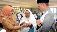 Ketua PWNU DKI Jakarta KH Samsul Ma’arif (kanan) didampingi Wakil Walikota Administrasi Jakarta Timur, Iin Mutmainah (kiri) secara simbolis menyerahkan sertifikat halal kepada perwakilan pelaku usaha saat Penyerahan 100 sertifikat halal dan sosialisasi pembiayaan bagi pelaku usaha di Aula kantor kecamatan Matraman, Jakarta Timur, Rabu (23/8/2023).