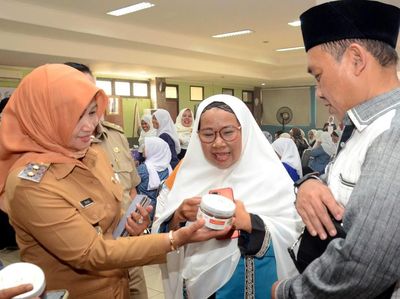 Momen Penyerahan Sertifikat Halal Bagi Pelaku UMKM