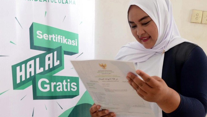 Perwakilan pelaku usaha menerima sertifikat halal dan sosialisasi pembiayaan bagi pelaku usaha mikro dan kecil yang ada di Kecamatan Matraman, di Aula kantor Kecamatan Matraman, Jakarta Timur.