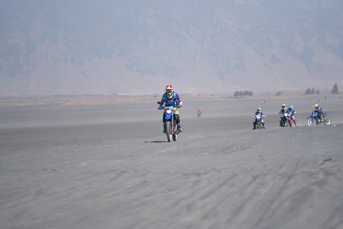 Naik Yamaha WR 155 R di trek pasir Bromo, Jawa Timur.