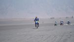 Momen Seru Naik Motor Trail di Trek Pasir Bromo