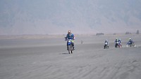 Trek pasir Bromo punya ketebalan pasir yang cukup dalam. Tantangannya dua: roda sulit berputar dan pandangan terganggu. Foto: Doc. YIMM.