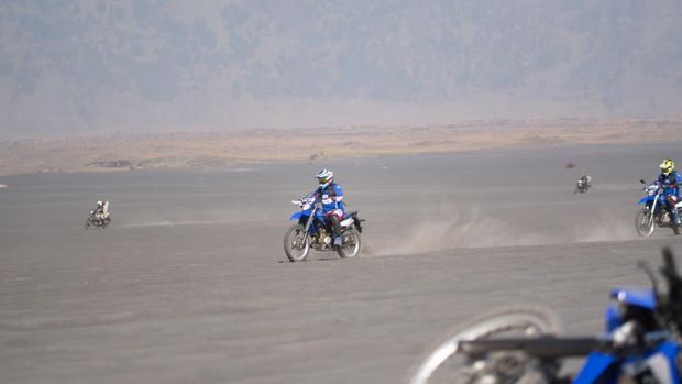 Naik Yamaha WR 155 R di trek pasir Bromo, Jawa Timur.