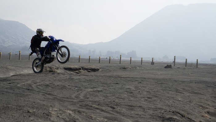 Naik Yamaha WR 155 R di trek pasir Bromo, Jawa Timur.