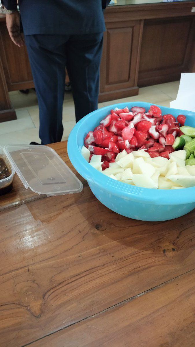 Netizen Bagikan Pengalaman Kerja Bareng Ibu-ibu yang Selalu Makan Enak
