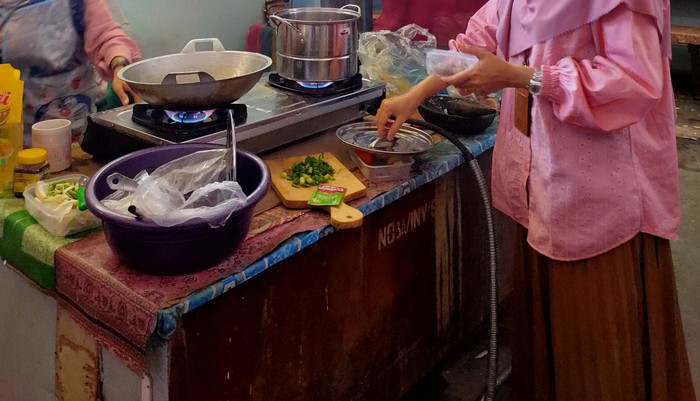 Netizen Bagikan Pengalaman Kerja Bareng Ibu-ibu yang Selalu Makan Enak