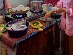Netizen Bagikan Pengalaman Kerja Bareng Ibu-ibu yang Selalu Makan Enak