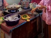 Netizen Bagikan Pengalaman Kerja Bareng Ibu-ibu yang Selalu Makan Enak