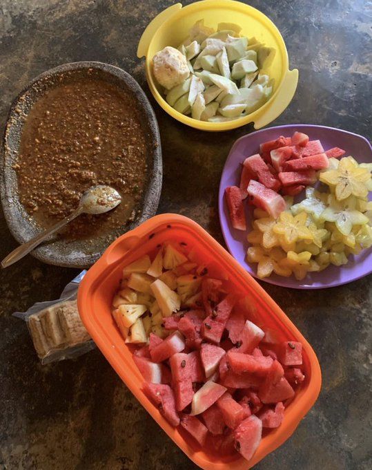 Netizen Bagikan Pengalaman Kerja Bareng Ibu-ibu yang Selalu Makan Enak